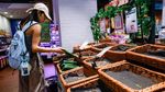 Warga Berburu Bahan Pangan Antisipasi Taifun Bavi Taiwan
