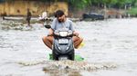 Banjir Kepung New Delhi! Jalanan Berubah Jadi Sungai, Warga Tetap Beraktivitas