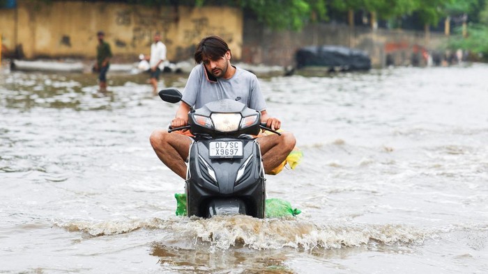 Hujan lebat yang mengguyur New Delhi, India, pada Kamis (9/7/2026), menyebabkan banjir di sejumlah ruas jalan. Genangan air yang cukup tinggi membuat arus lalu lintas tersendat dan memaksa warga berhati-hati saat beraktivitas di tengah cuaca ekstrem. REUTERS/Anushree Fadnavis