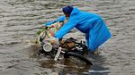 Banjir Kepung New Delhi! Jalanan Berubah Jadi Sungai, Warga Tetap Beraktivitas