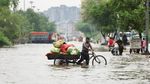 Banjir Kepung New Delhi! Jalanan Berubah Jadi Sungai, Warga Tetap Beraktivitas
