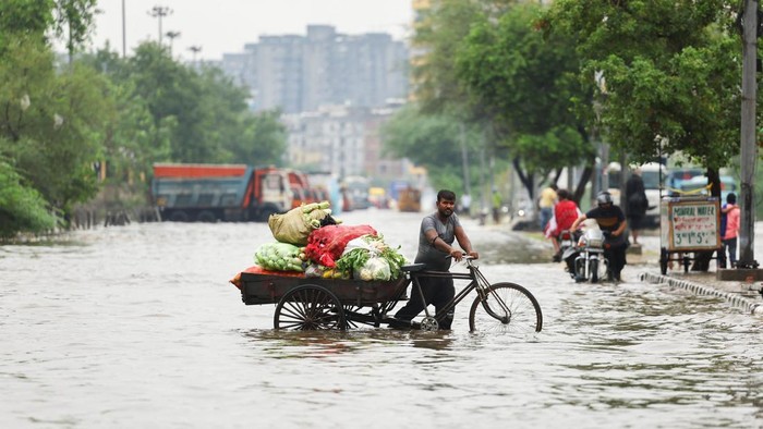 Banjir di India menewaskan hampir 100 orang (Foto: REUTERS/Anushree Fadnavis)