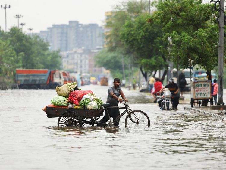 Banjir Kepung New Delhi! Jalanan Berubah Jadi Sungai, Warga Tetap Beraktivitas