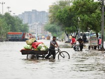 Banjir Kepung New Delhi! Jalanan Berubah Jadi Sungai, Warga Tetap Beraktivitas