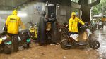 Cuaca Ekstrem Picu Banjir dan Pohon Tumbang di New Delhi India