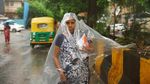 Cuaca Ekstrem Picu Banjir dan Pohon Tumbang di New Delhi India