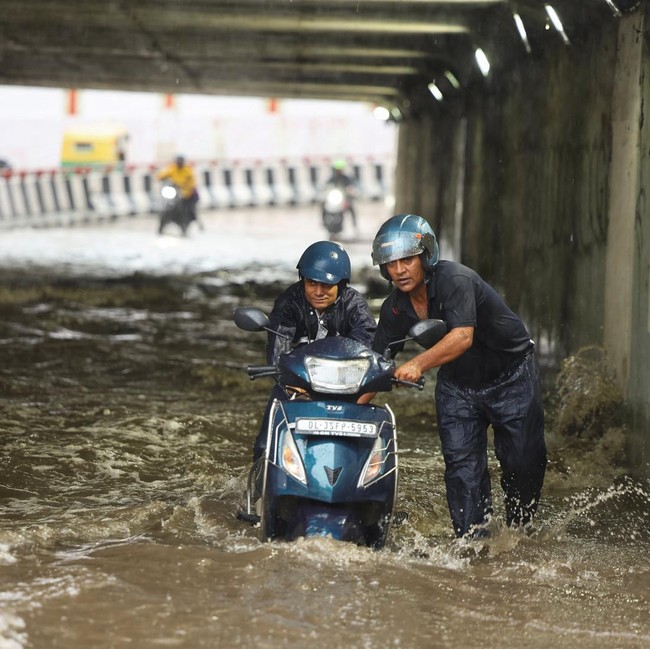 Cuaca Ekstrem Picu Banjir dan Pohon Tumbang di New Delhi India