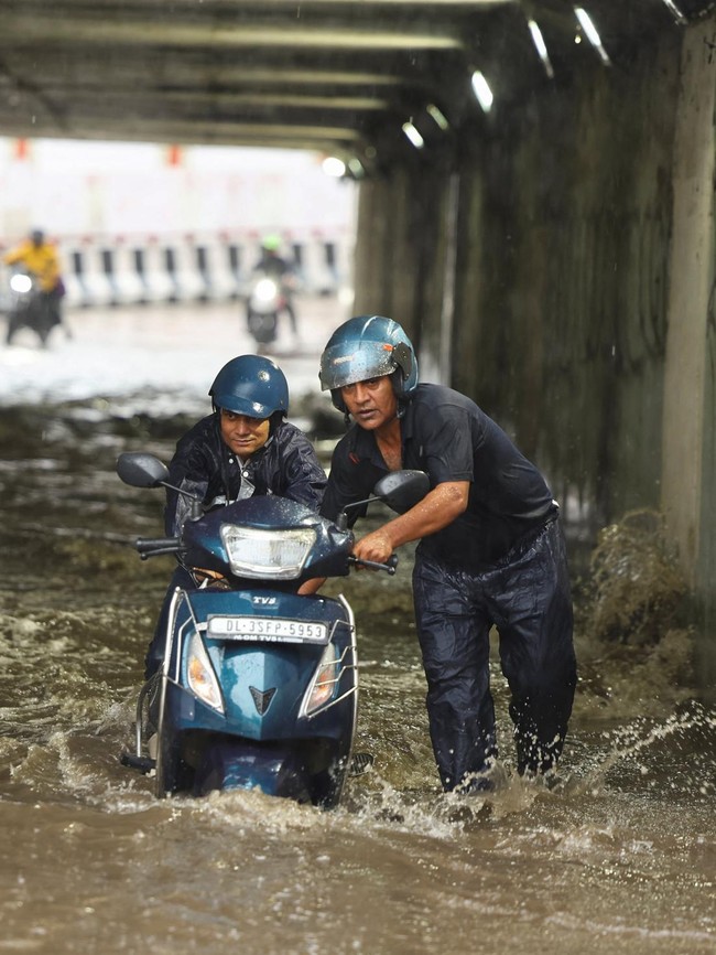 Cuaca Ekstrem Picu Banjir dan Pohon Tumbang di New Delhi India