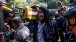 Koper Isi 74 Kg Emas Hasil Geledah Rumah Sentul Tiba di Polda Metro