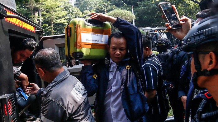 Barang bukti sitaan dari Sentul tiba di Polda Metro Jaya Petugas mengusung barang bukti sitaan dari kendaraan taktis (rantis) setibanya di Direktorat Reserse Kriminal Khusus (Ditreskrimsus) Polda Metro Jaya, Jakarta, Kamis (9/7/2026). Korps Pemberantasan Tindak Pidana Korupsi (Kortastipidkor) Polri bersama Ditreskrimsus Polda Metro Jaya membawa barang bukti hasil penggeledahan sebuah rumah mewah di kawasan Sentul sebagai bagian dari penyidikan dugaan tindak pidana korupsi dan tindak pidana pencucian uang (TPPU). ANTARA FOTO/Asprilla Dwi Adha/kye