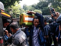 Koper Isi 74 Kg Emas Hasil Geledah Rumah Sentul Tiba di Polda Metro