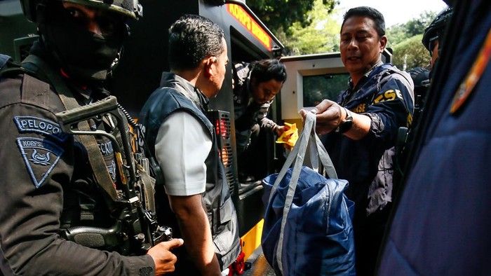 Petugas mengusung barang bukti sitaan dari kendaraan taktis (rantis) setibanya di Direktorat Reserse Kriminal Khusus (Ditreskrimsus) Polda Metro Jaya, Jakarta, Kamis (9/7/2026). Korps Pemberantasan Tindak Pidana Korupsi (Kortastipidkor) Polri bersama Ditreskrimsus Polda Metro Jaya membawa barang bukti hasil penggeledahan sebuah rumah mewah di kawasan Sentul sebagai bagian dari penyidikan dugaan tindak pidana korupsi dan tindak pidana pencucian uang (TPPU). ANTARA FOTO/Asprilla Dwi Adha/kye