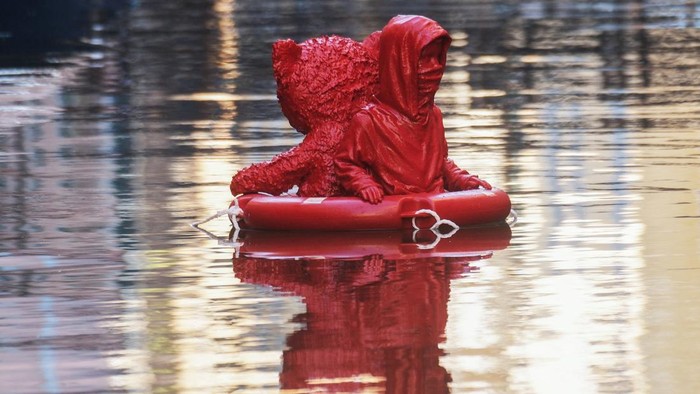 Sebuah instalasi seni tanpa izin karya seniman Prancis, James Colomina, menyita perhatian warga dan wisatawan di Venesia, Italia, pada Kamis (9/7/2026). Karya berjudul 