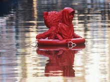 Bikin Heboh, Karya Seni Tanpa Izin James Colomina Mengapung di Sungai Venesia
