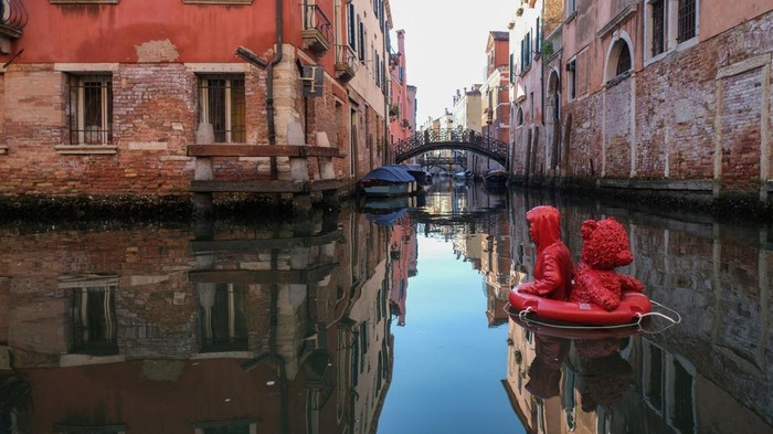 Sebuah instalasi seni tanpa izin karya seniman Prancis, James Colomina, menyita perhatian warga dan wisatawan di Venesia, Italia, pada Kamis (9/7/2026). Karya berjudul 