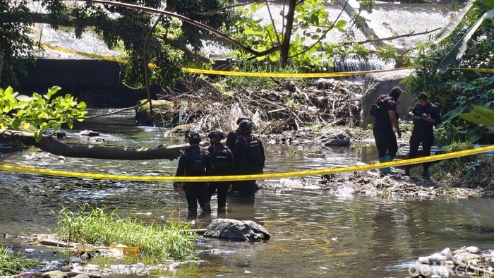 Evakuasi benda diduga bom jenis aircraft Perang Dunia II ditemukan di Sungai Jalan Manggar Kecamatan Sukorejo Kota Blitar
