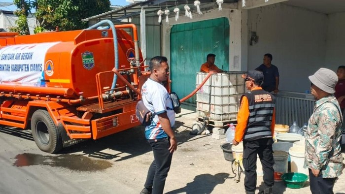 BPBD Ciamis mendistribusikan air bersih di Dusun Cibeureum, Desa Cibadak, Banjarsari.