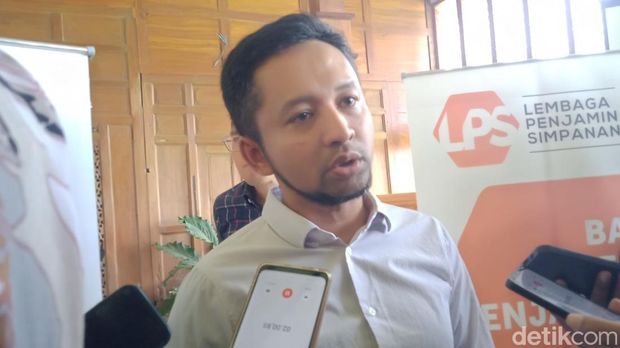 BPR Klaten Direktur Grup Likuidasi Bank LPS, Fajar Bawono Sekti, saat memberikan keterangan di Klaten, Kamis (9/7/2026).