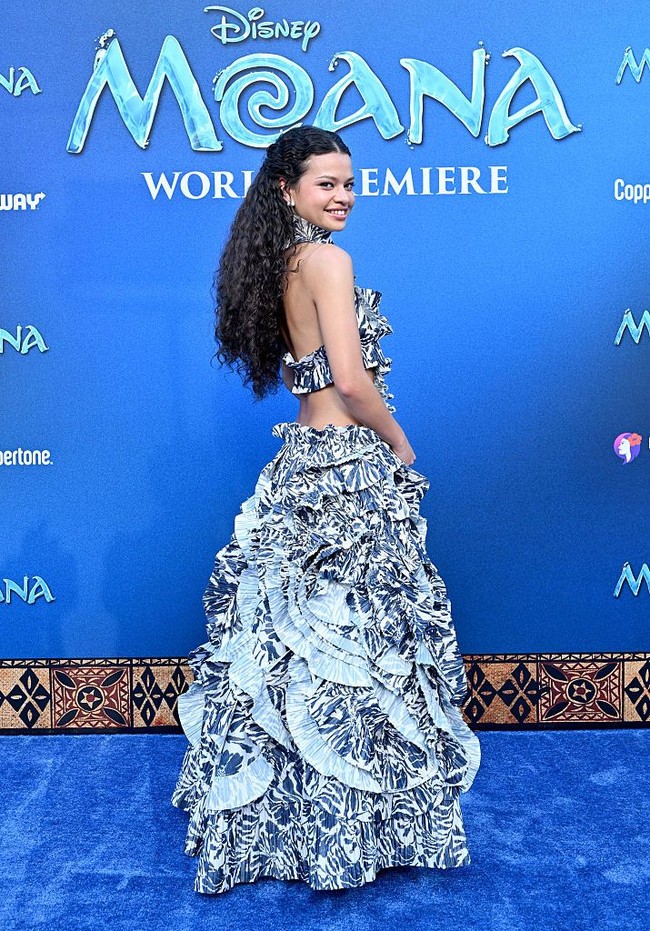 Detail ruffle yang disusun berlapis dan potongan halter neck merupakan perpaduan yang pas untuk Catherine yang berjiwa muda sekaligus ingin tampil glamor di red carpet. Foto: FilmMagic/Axelle/Bauer-Griffin