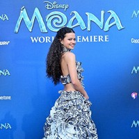 Detail ruffle yang disusun berlapis dan potongan halter neck merupakan perpaduan yang pas untuk Catherine yang berjiwa muda sekaligus ingin tampil glamor di red carpet. Foto: FilmMagic/Axelle/Bauer-Griffin