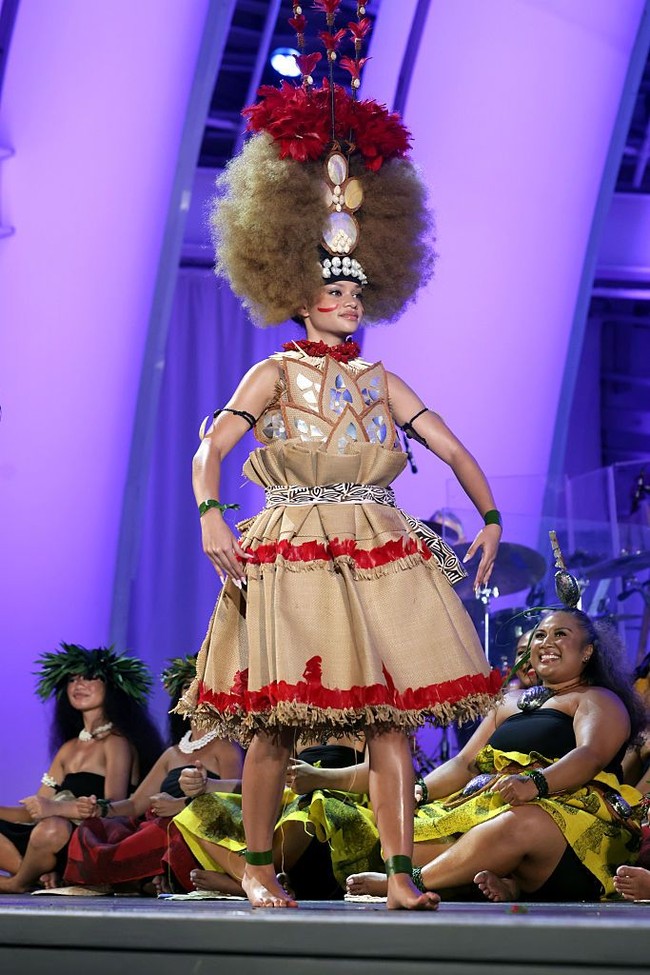 Tak hanya memukau di red carpet, remaja 19 tahun ini juga menampilkan karakternya sebagai Moana, menyuguhkan tarian khas Hawaii dengan busana tradisional. Foto: Getty Images for Disney/Rodin Eckenroth