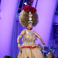 Tak hanya memukau di red carpet, remaja 19 tahun ini juga menampilkan karakternya sebagai Moana, menyuguhkan tarian khas Hawaii dengan busana tradisional. Foto: Getty Images for Disney/Rodin Eckenroth