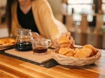 Bukan Kebetulan, Ini Alasan Croissant Cocok Banget Dipadukan dengan Kopi