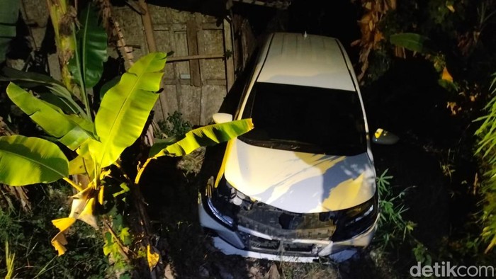 Daihatsu Xenia terjatuh ke parit di Kulon Progo.