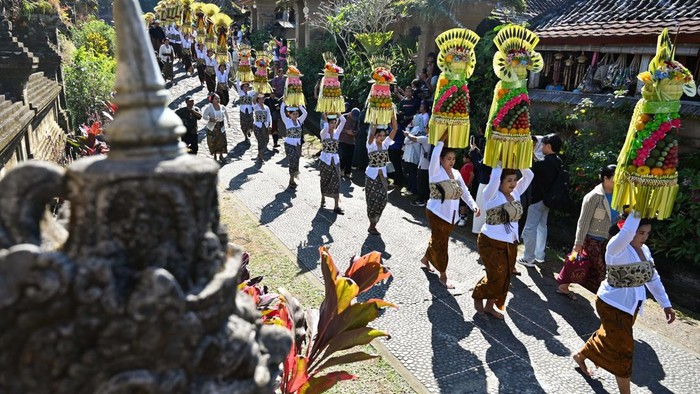 Warga menampilkan parade seni budaya di dekat deretan rumah tradisional saat pembukaan Penglipuran Village Festival 2026 di Desa Wisata Penglipuran, Bangli, Bali, Kamis (9/7/2026). Festival yang masuk ke dalam Karisma Event Nusantara 2026 tersebut diselenggarakan untuk mempromosikan berbagai potensi kawasan pariwisata itu sekaligus melestarikan seni, budaya dan lingkungan setempat. ANTARA FOTO/Fikri Yusuf