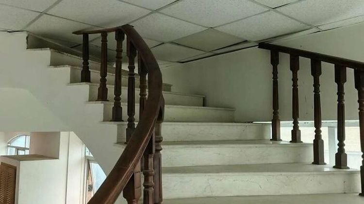 Foto: Deretan Tangga Paling Absurd, Ada yang Ujungnya Tembok