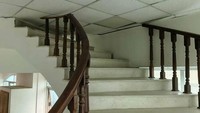 Hati-hati kalau mau naik tangga ini. Jika naik sampai paling atas, risikonya kepada terbentur plafon. Foto: via Bored Panda