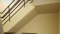 Wah, tangganya pendek dan nggak ada tujuan. Apa mungkin pemilik salah pilih posisi lalu berubah pikiran? Foto: via Bored Panda