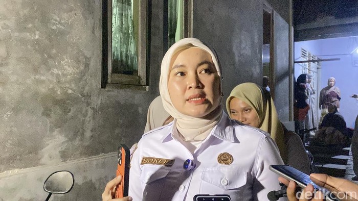 Dinas Sosial Kota Sukabumi dan UPTD  Pusat Pelayanan Sosial Griya Harapan Difabel Dinsos Jabar saat mengunjungi rumah H.