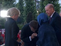 Video Detik-detik Ibu Negara Turki Coba Tarik Tangan Saat Dicium Macron