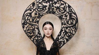 Fan Bing Bing Jadi Model Paris Fashion Week, Wajah Bak Porselen Bikin Terpana