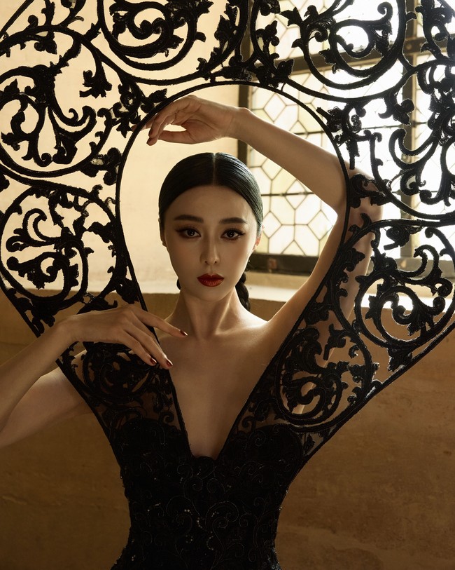 Perpaduan kecantikan khas Timur dengan sentuhan gaya misterius bernuansa Barat membuat Fan Bing Bing menjadi pusat perhatian begitu melangkah di runway. Foto: Instagram/@rahulmishra_7