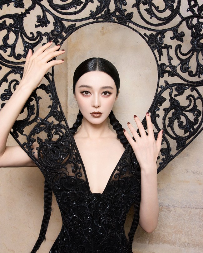 Fan Bing Bing tampil dengan riasan bernuansa misterius untuk mendukung nuansa avant-garde busana yang dikenakannya. Matanya dipulas smokey eyes tegas dan bibir memakai lipstik cokelat gelap. Foto: Instagram/@rahulmishra_7