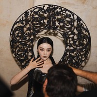Aksesori ini menciptakan ilusi seperti mahkota bercahaya, menciptakan tampilan dramatis sekaligus artistik. Foto: Instagram/@rahulmishra_7