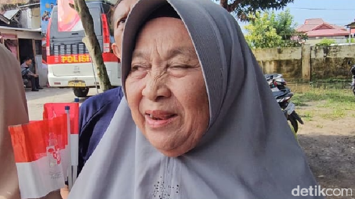Fatimah, warga Kelurahan Bumi Ayu, Kecamatan Dumai Selatan, Kota Dumai bersyukur jembatan kini berdiri kokoh, Rabu (8/7/2026).