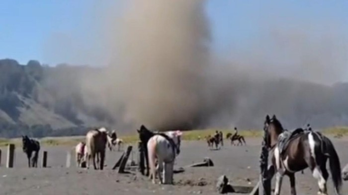 Fenomena debu setan di Kawasan lautan pasir Bromo