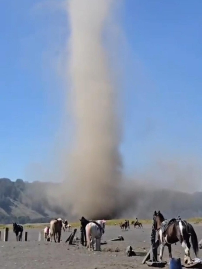 Fenomena debu setan di Kawasan lautan pasir Bromo