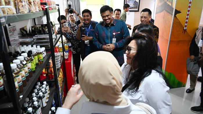 FOTO:
Gubernur Sumatera Utara (Sumut) Bobby Afif Nasution menerima kunjungan kerja Komisi VII DPR-RI ke Pekan Raya Sumatera Utara (PRSU) di Jalan Gatot Subroto Medan. (dok. Diskominfo Medan)
