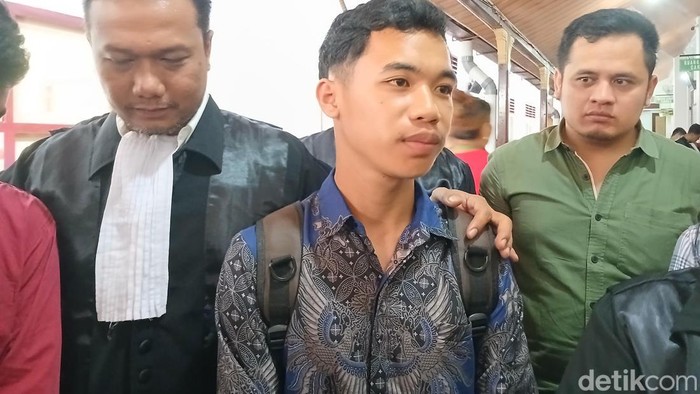 Foto : Ranning Alamer Mulsim Cibro (batik biru) dan Aziz Apandi Silalahi (baju merah) didampingi penasehat hukumnya di area Pengadilan Negeri Medan, Kamis (9/7/2026)
(Juita Sinuhaji/detikSumut)