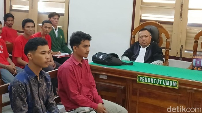Foto : Sidang putusan Ranning Alamer Mulsim Cibro dan Aziz Apandi Silalahi kasus BBM Pertalite 25 Liter di ruang Cakra 6 Pengadilan Negeri (PN) Medan, Kamis (9/7/2026).
(Juita Sinuhaji/detikSumut)