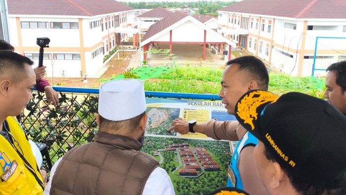 Gubernur Bengkulu Helmi Hasan melihat pembangunan sekolah rakyat