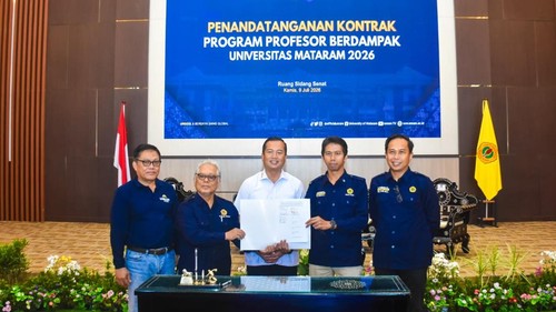 Gubernur NTB Lalu Muhamad Iqbal bersama Rektor Unram Prof Sukardi menandatangani MoU di Ruang Sidang Senat Unram, Kamis (9/7/2026). (Foto: Pemprov NTB)