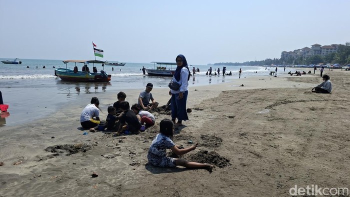 Gunung Anak Krakatau berstatus Level III (siaga) karena peningkatan aktivitas. Minat wisatawan tak surut berlibur ke Pantai Anyer, Kabupaten Serang, Banten. (Arief/detikcom)