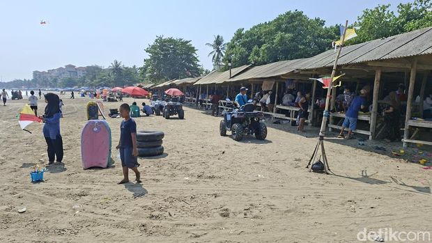 Gunung Anak Krakatau berstatus Level III (siaga) karena peningkatan aktivitas. Minat wisatawan tak surut berlibur ke Pantai Anyer, Kabupaten Serang, Banten. (Arief/detikcom)