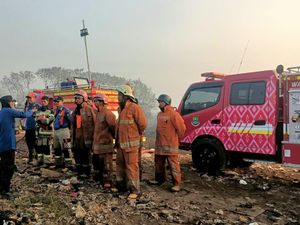 Hari ke-10 Pemadaman Kebakaran TPA Jatiwaringin, Asap Masih Mengepul