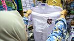 Ibu-ibu Ramai Berburu Seragam Sekolah Anak di Pasar Tanah Abang